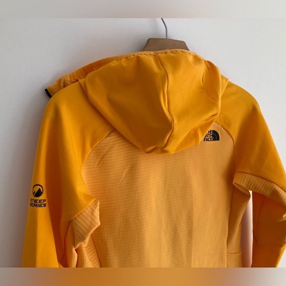 North face jacket in marigold - Picture 6 of 10